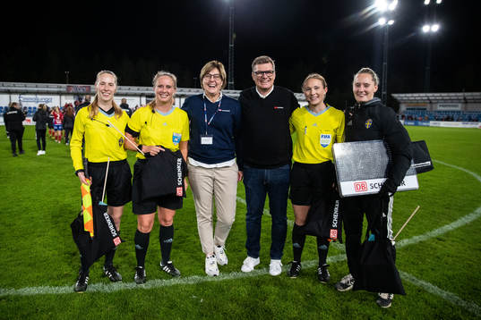 assisterande domare Viktoria Månsson, domare Sandra Almkvist, assisterande domare Ida Kellström och fjärdedomare Isabelle Svensson tillsammans med representanter för Schenker