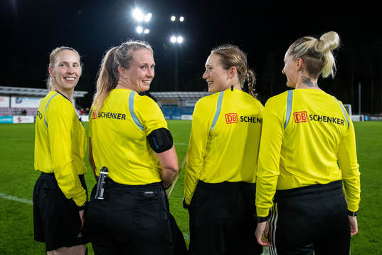Assisterande domare Viktoria Månsson, domare Sandra Almkvist, assisterande domare Ida Kellström och fjärdedomaren Isabelle Svensson