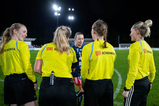 Assisterande domare Viktoria Månsson, domare Sandra Almkvist, assisterande domare Ida Kellström och fjärdedomaren Isabelle Svensson tackar Linköpings Olga Ahtinen