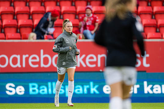 Karin Lundin of Rosengård warms up