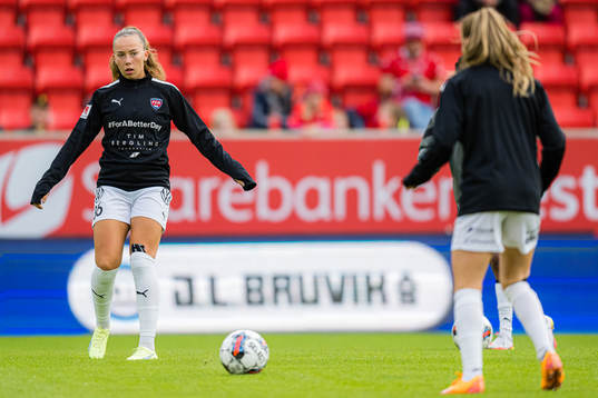 Athinna Persson Lundgren of Rosengård warms up