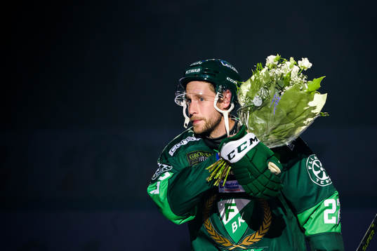 Färjestads Per Åslund får blommor när han firar sin 700