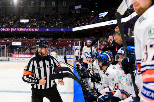 Domare Sören Persson pratar med Växjös spelare