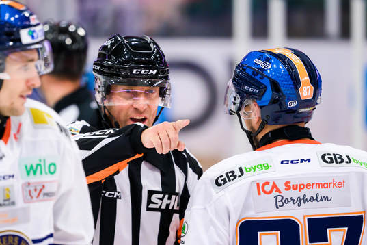 Domare Sören Persson i samtal med Växjös Robert Rosén