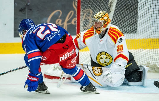 Oskarshamns John Dahlström och Brynäs målvakt Veini