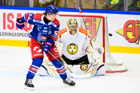 Oskarshamns Juuso Riikola och Brynäs målvakt Veini