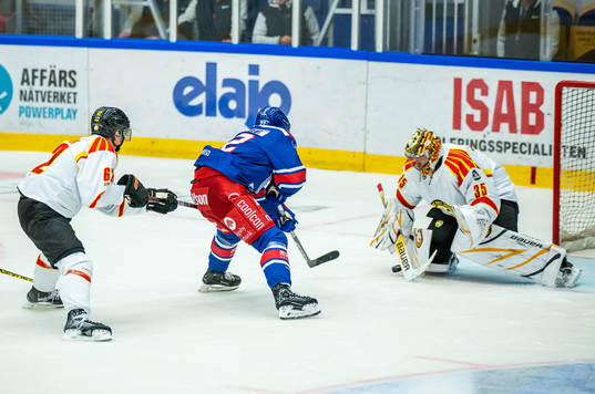 Brynäs Tom Hedberg och målvakt Veini Vehviläinen samt
