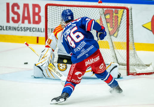 Oskarshamns Liam Svensson och Brynäs målvakt Veini