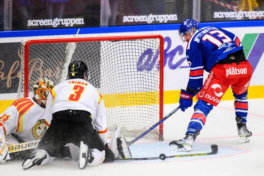 Oskarshamns Jiri Smejkal mot Brynäs målvakt Veini