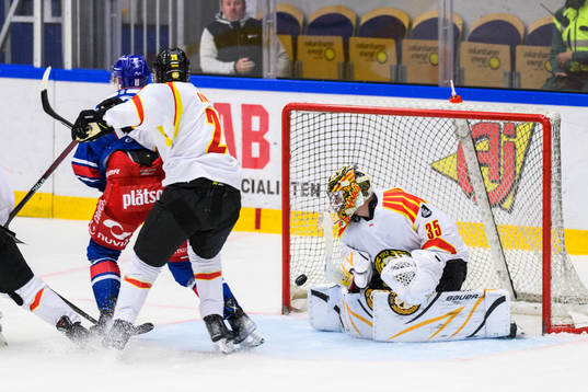Oskarshamns Antti Suomela gör 2-1 på Brynäs målvakt