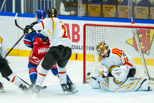 Oskarshamns Antti Suomela gör 2-1 bakom Brynäs målvakt