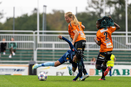 Kristianstads Amanda Andradóttir och Djurgårdens Linda Maserame Motlhalo