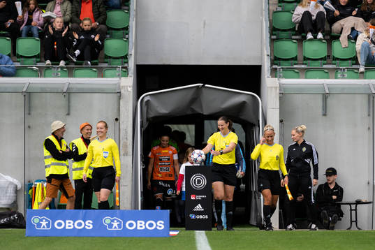 domare Lovisa Johansson, assisterande domare Caroline Lindqvist och Emelie Elfstrand gör entré