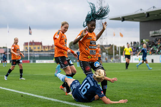 Djurgårdens Stinalisa Johansson mot Kristianstads Mia Carlsson och Easther Mayi Kith