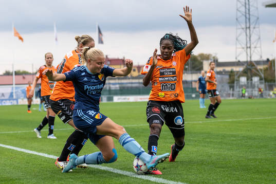 Djurgårdens Stinalisa Johansson mot Kristianstads Mia Carlsson och Easther Mayi Kith