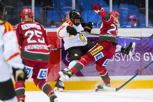 Brynäs Jenny Anntonsson och Modos Olivia Carlsson kämpar