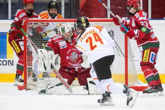 Brynäs Sara Cajanova försöker göra mål på Modos