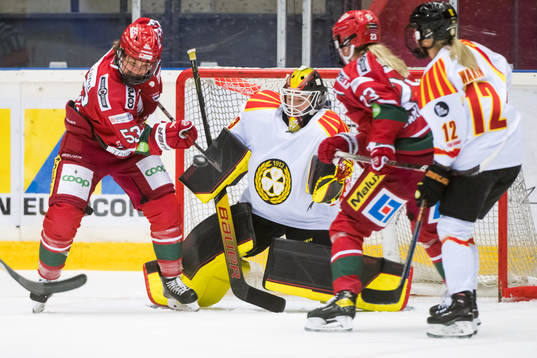 Modos Jennifer Wakefield och Olivia Carlsson  försöker