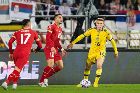 Viktor Gyökeres of Sweden against Filip Kostic and Dusan Tadic of Serbia
