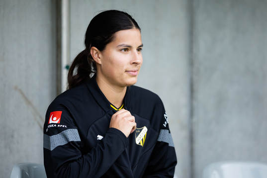 Häckens Emily Madril innan fotbollsmatchen i