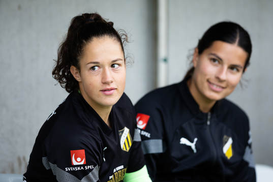 Häckens målvakt Livia Peng och Emily Madril innan fotbollsmatchen i Damallsvenskan mellan Häcken och Brommapojkarna den 24 september 2022 i Göteborg. 