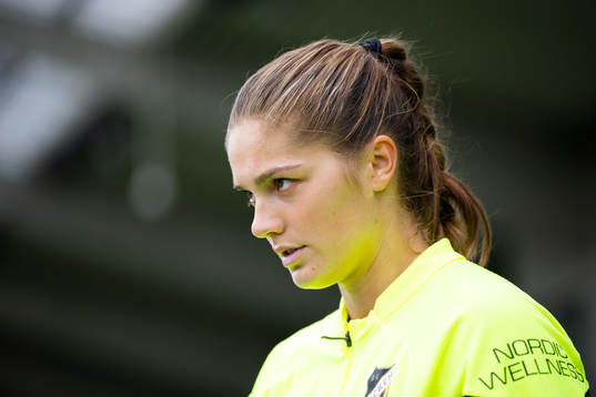 Häckens Mille Gejl Jensen innan fotbollsmatchen i