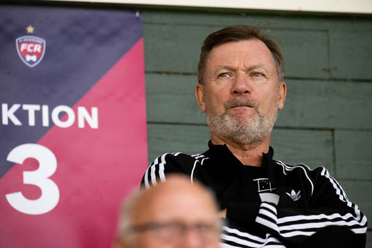 Peter Gerhardsson, förbundskapten för Sveriges damlandslag på läktaren