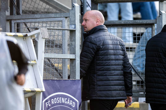 FC Rosengårds assisterande tränare Joel Kjetselberg lämnar planen efter att ha tilldelats rött kort