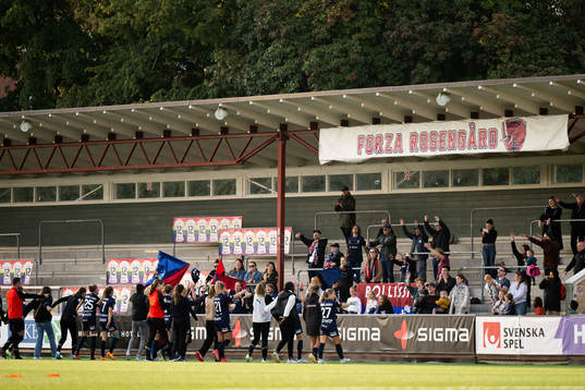 FC Rosengårds spelare jublar mot publiken