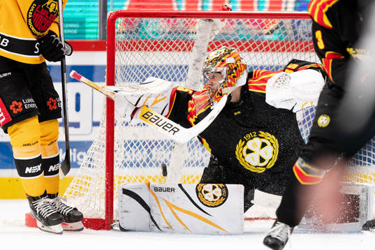 Brynäs målvakt Veini Vehviläinen släpper in 0-1