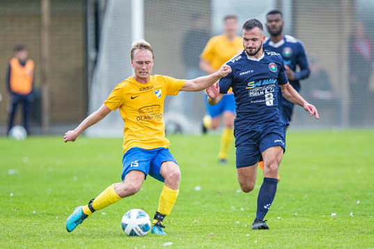 Klagshamns Simon Thoresson och FC Trelleborgs Alban Merovci