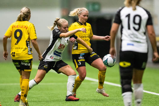 Skultorps Michelle Lundgren och Elfsborgs Fanny Johansson