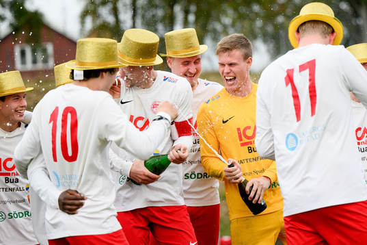 Bla gjennom flere bilder av Fotboll, Div 6 Norra Halland, Veddige - Bua