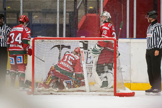 Modos målvakt Lauren Bench och Linnea Andersson hjälper