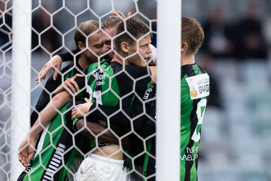 GAIS Axel Henriksson jublar med lagkamrater
