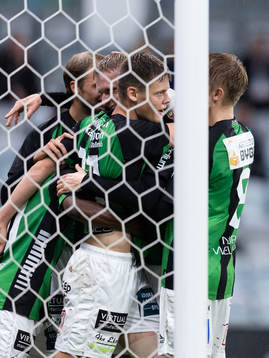 GAIS Axel Henriksson jublar med lagkamrater efter 1-0