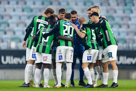 GAIS samlade innan fotbollsmatchen i Ettan södra mellan GAIS och Lindome den 26 september 2022 i Göteborg. 