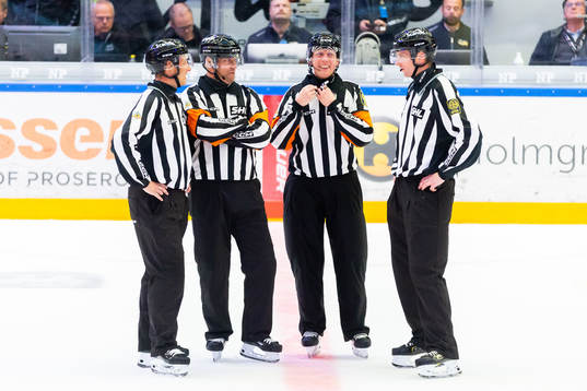 Linjedomare Fredrik Altberg och Rickard Nilsson, samt