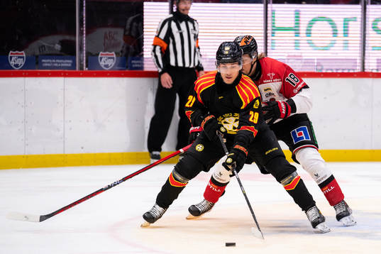 Brynäs Oscar Birgersson och Örebros Rodrigo Abols