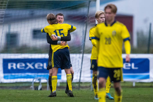 Sveriges målvakt Viktor Andersson och Markus Karlsson jublar
