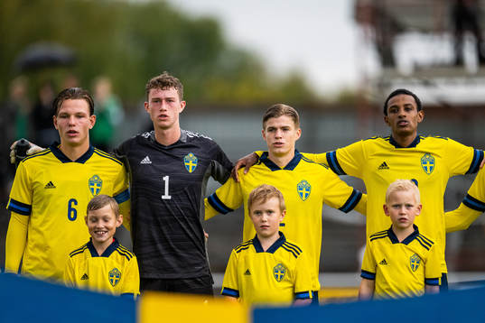 Sveriges Wilgot Marshage, målvakt Viktor Andersson, Felix Eriksson och Amar Ahmed Fatah vid line up