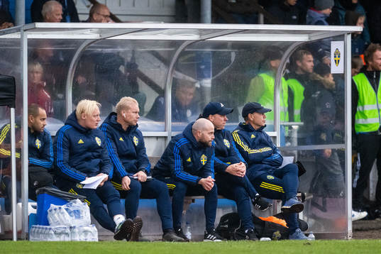Sveriges naprapat Teferi Tedla, målvaktstränare Gustav Scheutz, assisterande förbundskapten Benny Matsson, assisterande förbundskapten Johan Palm, förbundskapten Viktor Eriksson och koordinator Leif Andersson