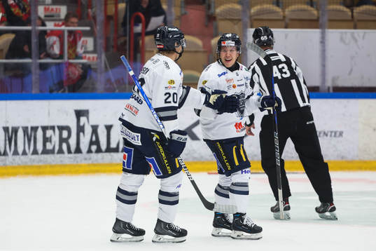 Karlskogas Linus Karlsson och Juliuz Persson  jublar