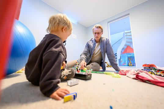 Oscar Sundh, assisterande sportchef/scout i HV71, leker med