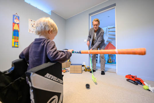 Oscar Sundh, assisterande sportchef/scout i HV71, leker med