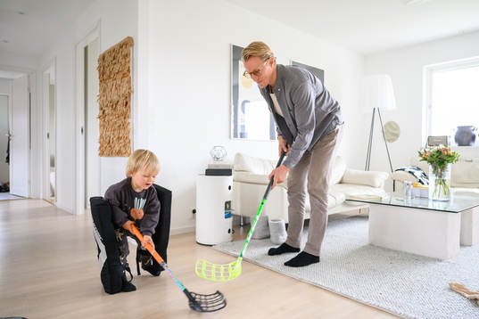 Oscar Sundh, assisterande sportchef/scout i HV71, leker med