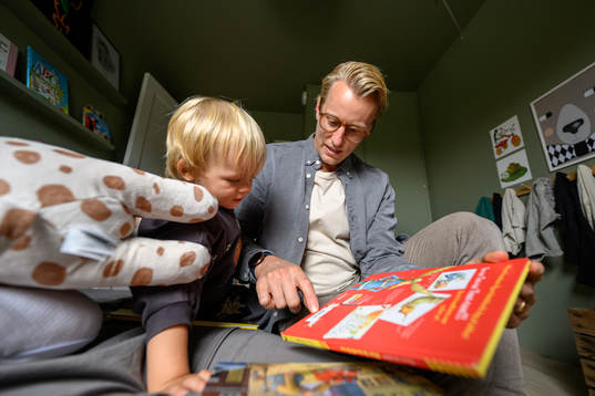 Oscar Sundh, assisterande sportchef/scout i HV71, läser en