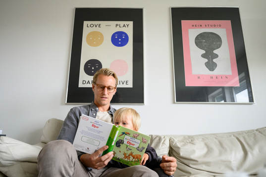 Oscar Sundh, assisterande sportchef/scout i HV71, läser en