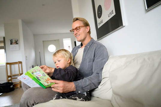 Oscar Sundh, assisterande sportchef/scout i HV71, läser en