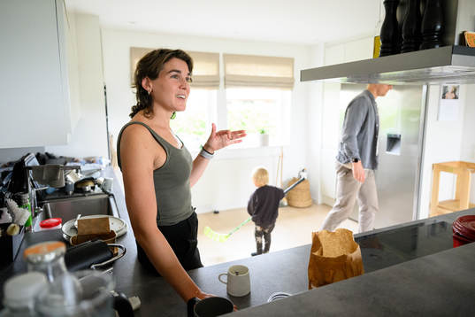 Matilda Ambré (sambo med Oscar Sundh) blir intervjuad